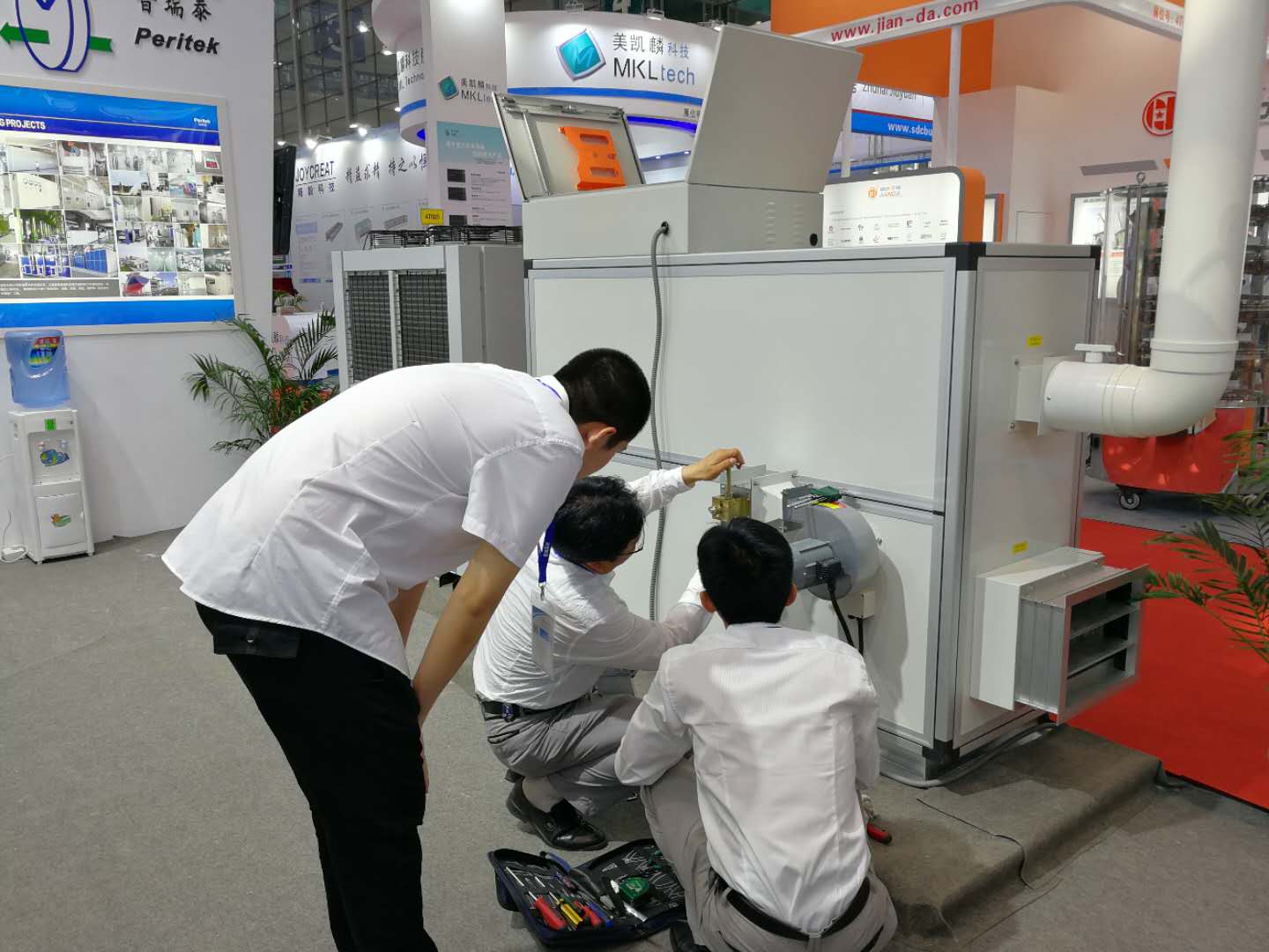 changzhitao总经理吴建平亲自检查参展设备